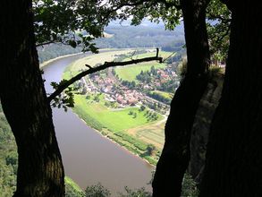 Pohľad z Bastei na Kurort Rathen