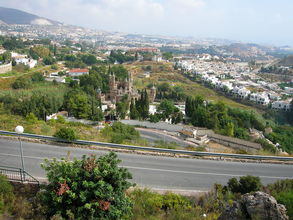 Castillo de Colomares (hrad postavený v rokoch 1987–1994 miestným lekarom na počesť Krištofa Kolumba)