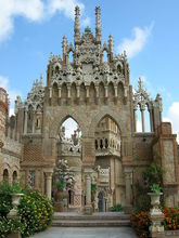 Castillo de Colomares (hrad postavený v rokoch 1987–1994 miestným lekarom na počesť Krištofa Kolumba)