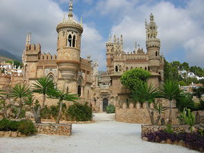 Castillo de Colomares (hrad postavený v rokoch 1987–1994 miestným lekarom na počesť Krištofa Kolumba)