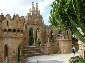 Castillo de Colomares (hrad postavený v rokoch 1987–1994 miestným lekarom na počesť Krištofa Kolumba)