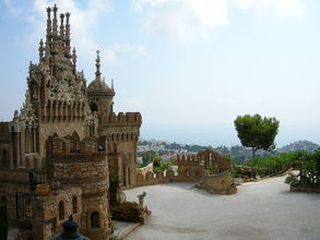 Castillo de Colomares (hrad postavený v rokoch 1987–1994 miestným lekarom na počesť Krištofa Kolumba)