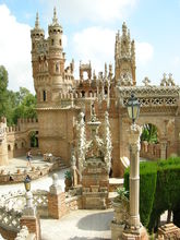 Castillo de Colomares (hrad postavený v rokoch 1987–1994 miestným lekarom na počesť Krištofa Kolumba)