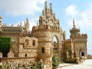 Castillo de Colomares (hrad postavený v rokoch 1987–1994 miestným lekarom na počesť Krištofa Kolumba)
