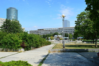 Námestie slobody hneď oproti Úradu vlády