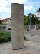 Pamätník významnému predstaviteľovi funkcionalizmu -- architektovi Bohuslavovi Fuchsovi