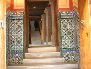 Pekné kachličky na vstupe do budovy