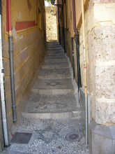 Chodník medzi budovami v starej časti mesta