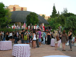 Zahraniční študenti na privítacom večere v univerzitnej botanickej záhrade.