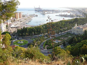 Pohľad na parky v centre nesta a prístav