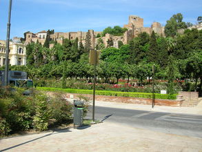 Záhrada pri radnici a za ňou pevnosť Alcazaba