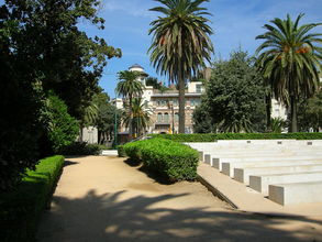 Amfiteáter v mestskom parku a rektorát univerzity