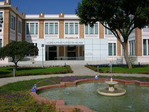 Múzeum automobilov v budove bývalej továrne na cigarety