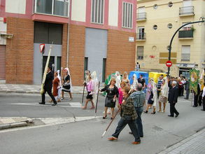 Pred oknami nášho bytu prechádzali takéto procesie
