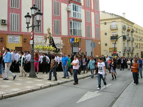 Pred oknami nášho bytu prechádzali takéto procesie