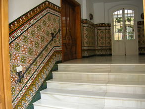 Mnohé vchody do budov sú vyzdobené nádhernými kachličkami