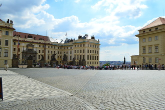 Fronta na bezpečnostnú kontrolu pri vstupe na Hrad