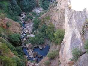 Pohľad z mostu na dno priepaste