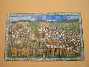 Mapa mesta vyložená z kachličiek na stene jednej z budov