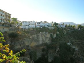 Mesto Ronda stojí na vysokej skale týčiacej sa nad okolím