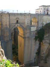 „Nový most“ (vybudovaný v rokoch 1751–1793, vyška 120 metrov) nad priepasťou Tajo cez ktoru tečie rieka Guadalevín