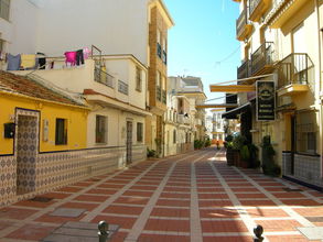 Typická španielská ulica v štvrti La Carihuela