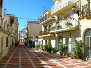 Typická španielská ulica v štvrti La Carihuela