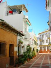 Typická španielská ulica v štvrti La Carihuela