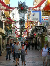 Ulica San Miguel s vianočnou výzdobou