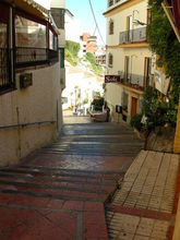 Ulica San Miguel postupne klesá k moru